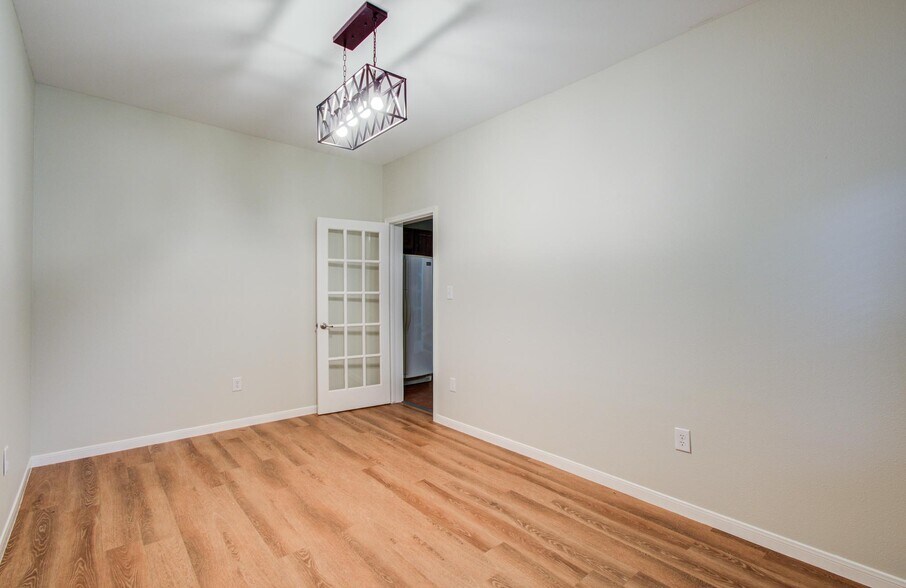 More Photos Of 11201 Steeplepark Dr, Houston Office Residential For Sale
