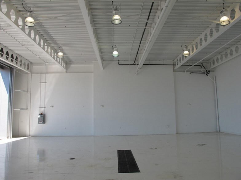 More Photos Of 2100 Palomar Airport Rd, Carlsbad Airplane Hangar For Sale