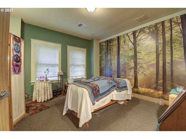 More Photos Of 4423 SE Hawthorne Blvd, Portland Office For Sale