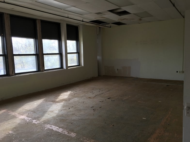 More Photos Of 1400 NW 3rd St, Oklahoma City Schools For Sale