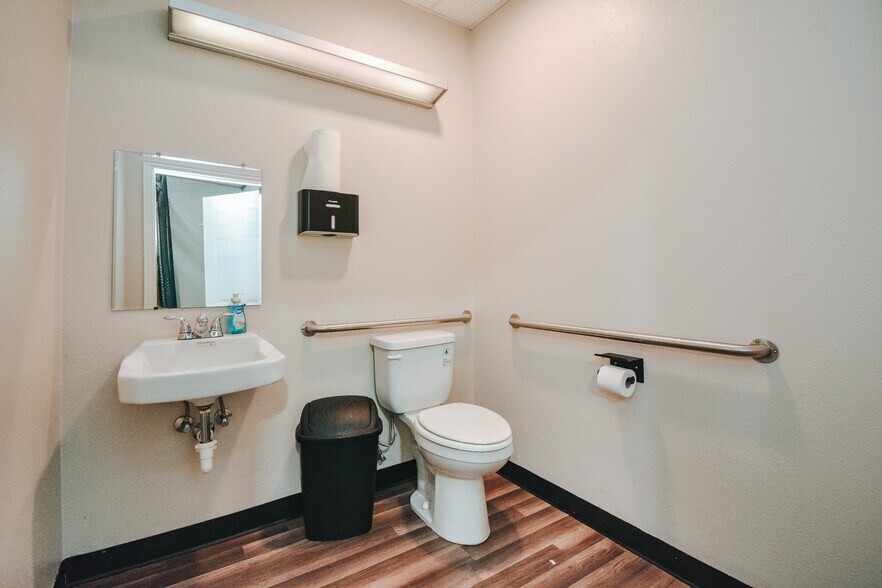 More Photos Of 305 Sam Houston Dr, Victoria Storefront For Lease