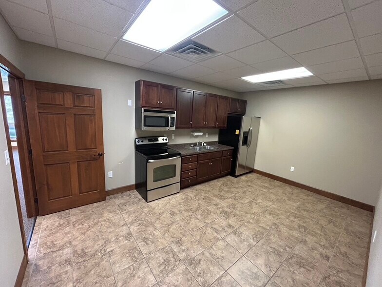 More Photos Of 1607 Tullamore Ave, Bloomington Office For Lease