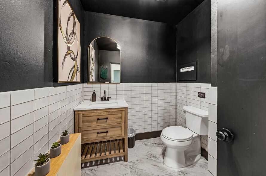 More Photos Of 239 SE G St, Grants Pass General Retail For Sale