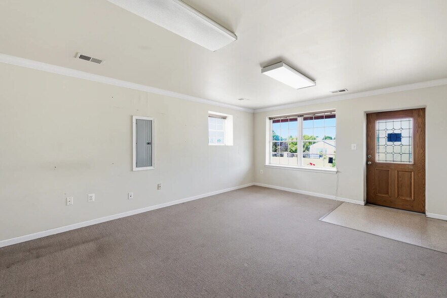 More Photos Of 4 N Berlin Pike, Lovettsville Light Distribution For Lease
