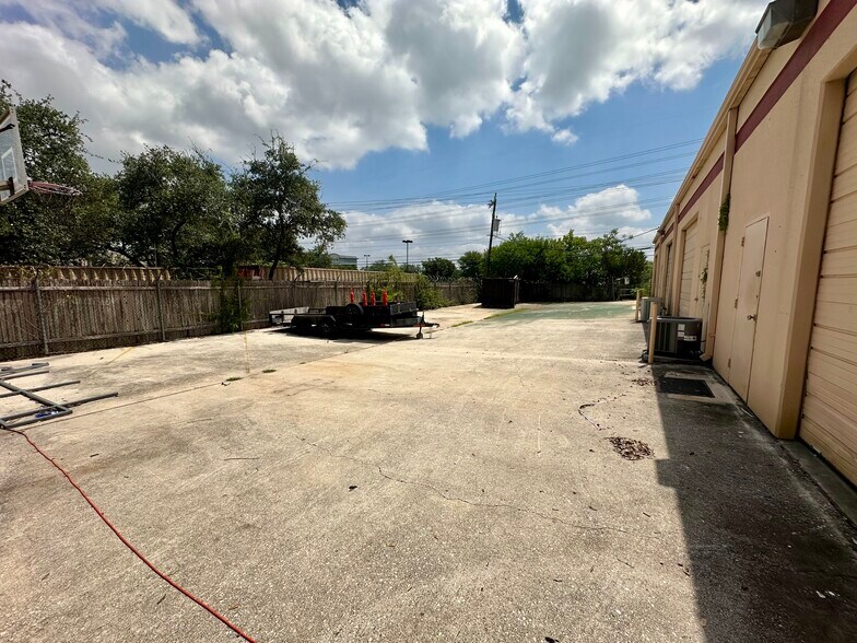 More Photos Of 4722 Shavano Oak, San Antonio Light Manufacturing For Sale