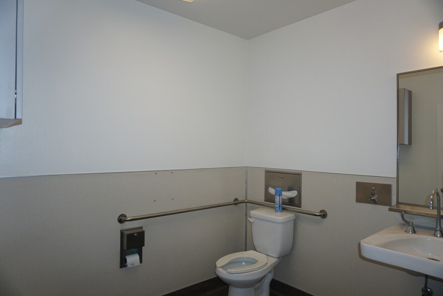 More Photos Of 1004-1006 N Douty St, Hanford Medical For Lease