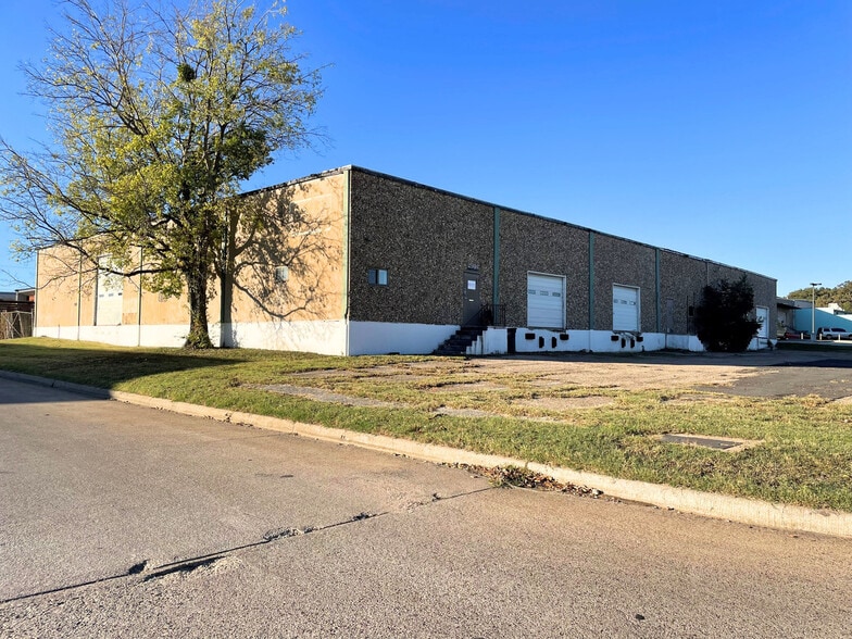 More Photos Of 2901-2905 Shamrock Ave, Fort Worth Distribution For Sale