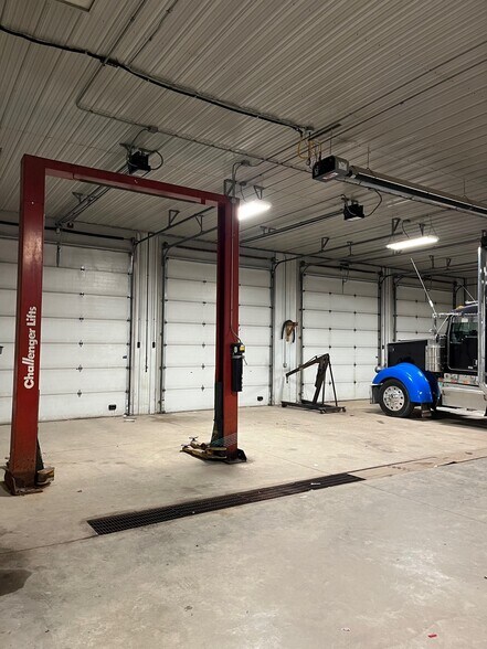 More Photos Of 1304 Central Ave E, Clarion Showroom For Sale