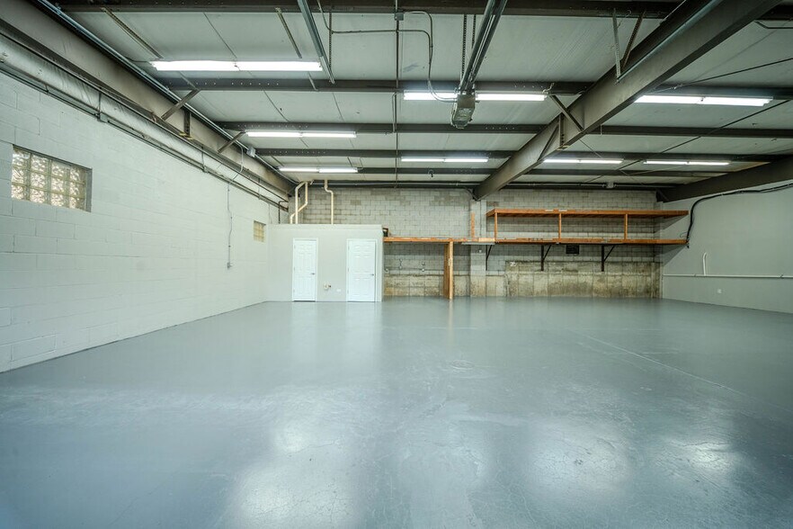 More Photos Of 670 E Calhoun St, Woodstock Flex For Lease
