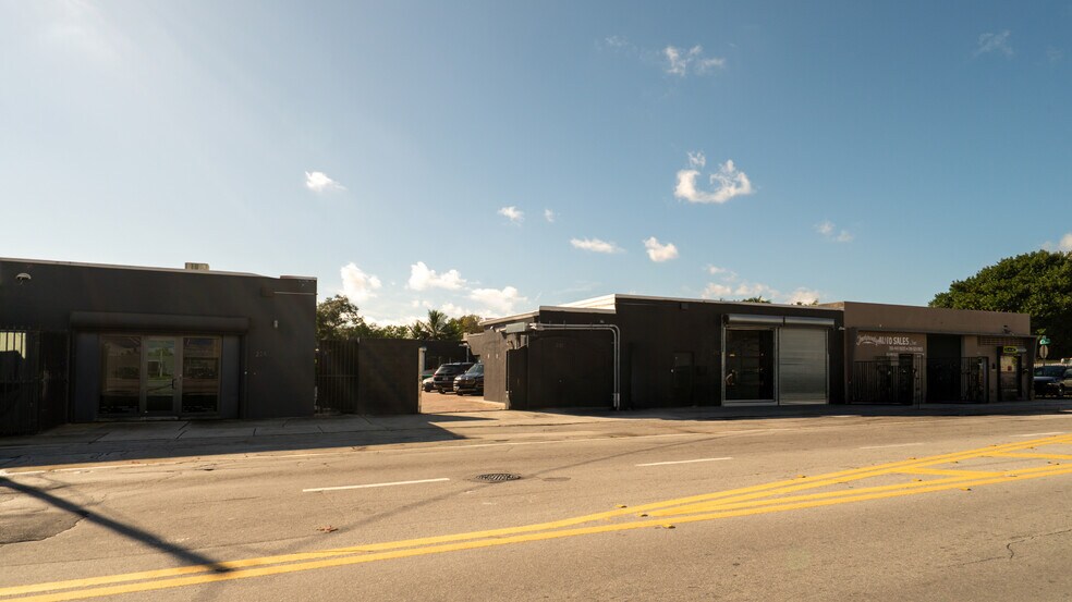 More Photos Of 230 NW 71st St, Miami Warehouse For Lease