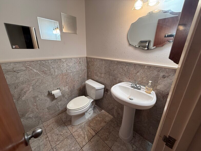 More Photos Of 6910 Bellaire Blvd, Houston Office Residential For Lease