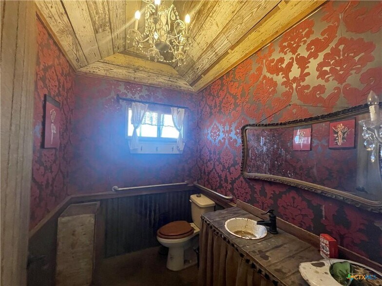 More Photos Of 1008 S Walnut St, Lampasas Freestanding For Sale