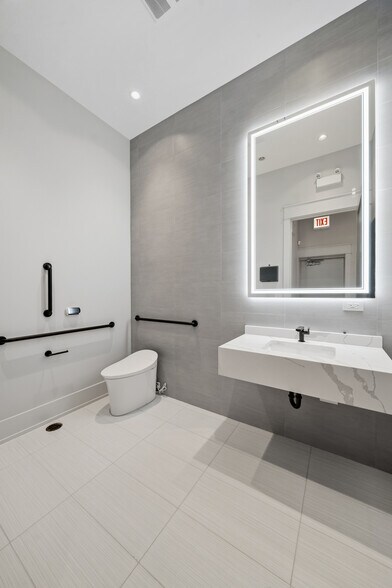 More Photos Of 619 W Randolph St, Chicago Restaurant For Sale