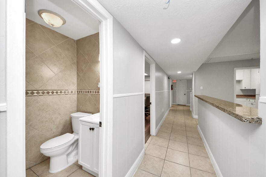 More Photos Of 2001 John St, Pasadena Office For Sale