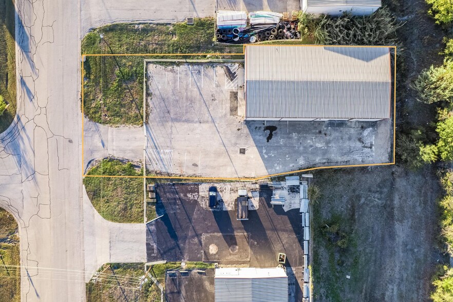 More Photos Of 5291 Industrial Way, Buda Warehouse For Lease