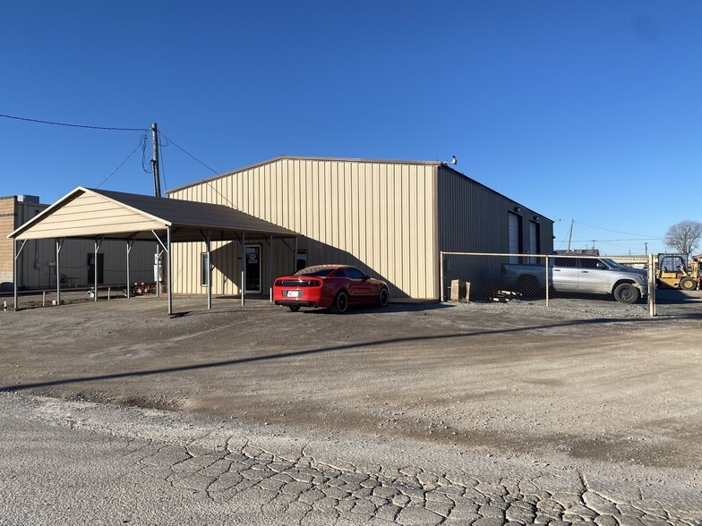 More Photos Of 201 NE 4TH St, Lindsay Manufacturing For Sale
