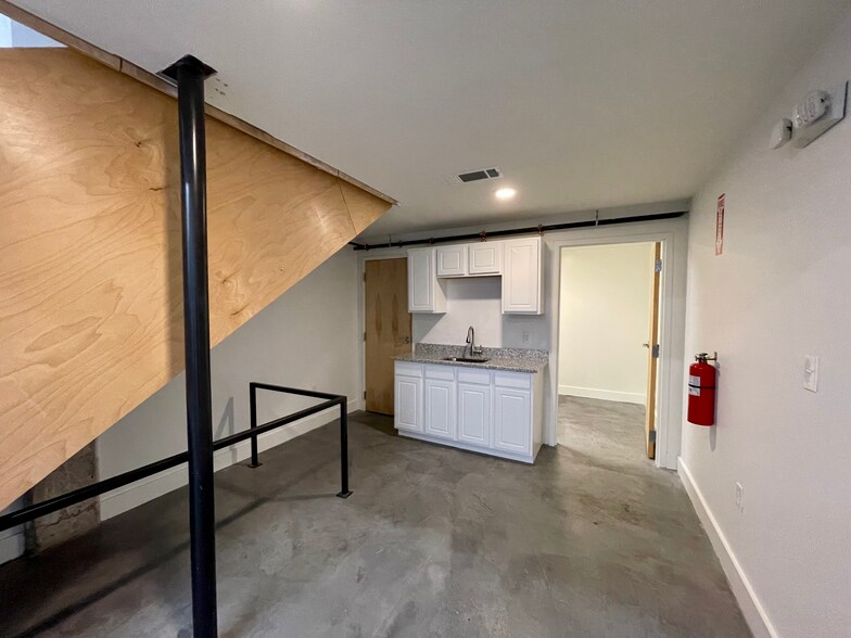 More Photos Of 239 Grant St SE, Atlanta Showroom For Lease