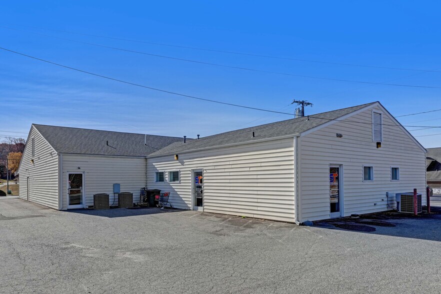 More Photos Of 247 W Kings Hwy, Eden Storefront Retail Office For Sale