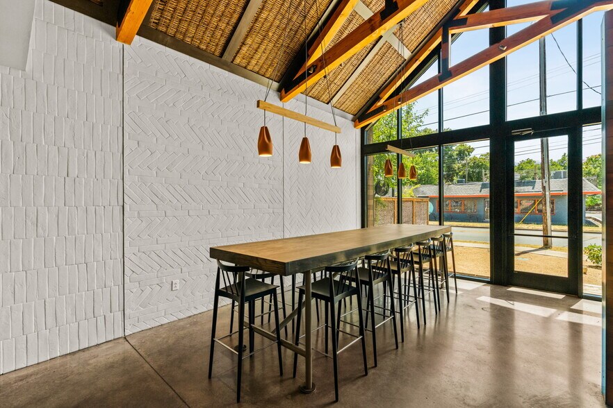 More Photos Of 2708 E Cesar Chavez St, Austin Restaurant For Sale