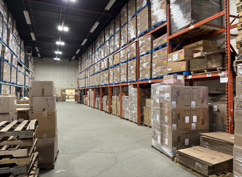 More Photos Of 401-425 Blvd Montpellier, Montréal Warehouse For Lease