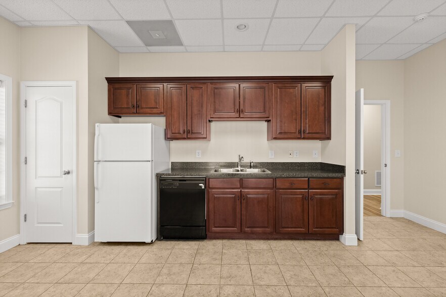 More Photos Of 135 Midway Dr, Cornelia Medical For Sale