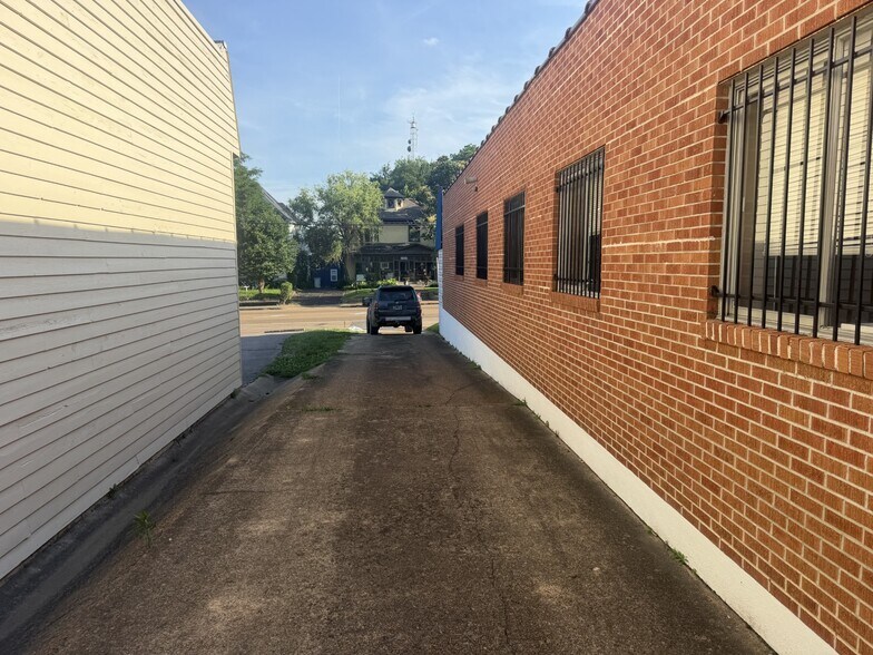More Photos Of 1962 Madison Ave, Memphis Office For Sale