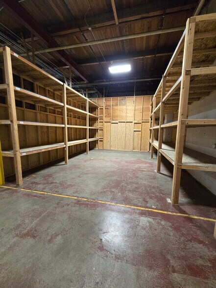 More Photos Of 1600 North Ave W, Missoula Warehouse For Lease
