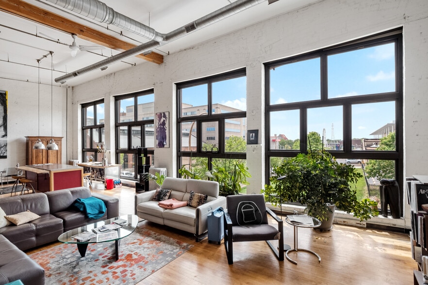 More Photos Of 2007-2009 Locust St, Saint Louis Storefront Retail Residential For Lease