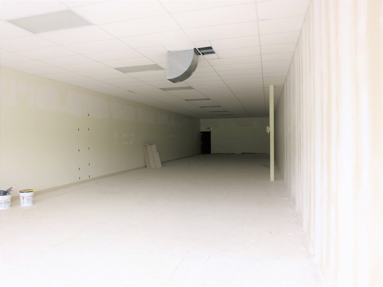 More Photos Of 396 Schilling Dr S, Dundas Storefront For Lease