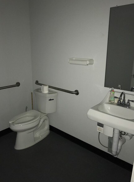 More Photos Of 1251 Butler Rd, League City Distribution For Lease