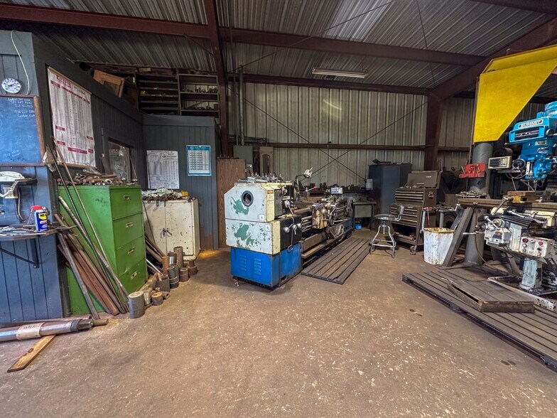 More Photos Of 4133 Loop 343, Rusk Manufacturing For Sale