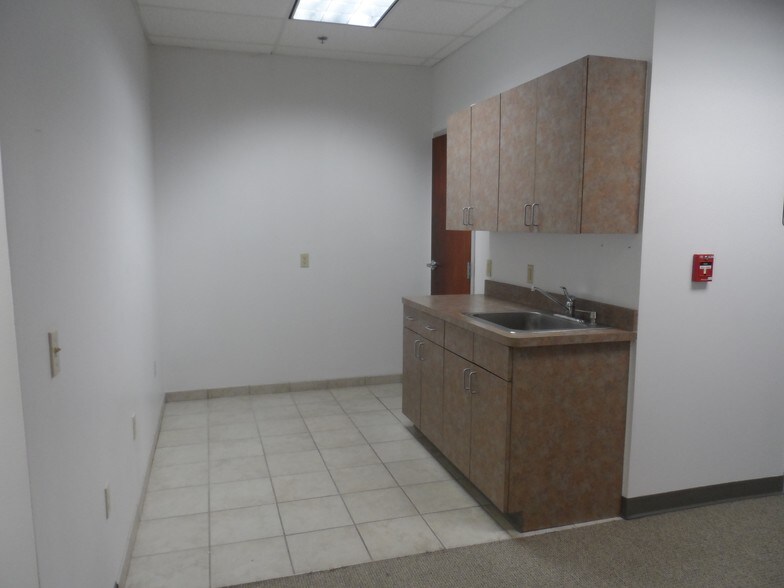 More Photos Of 910 W Basin Rd, New Castle Unknown For Lease