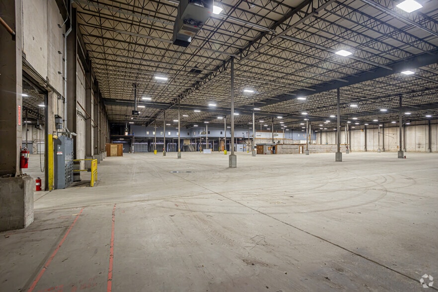 More Photos Of 1000 Elmwood Park Blvd, Elmwood Distribution For Lease