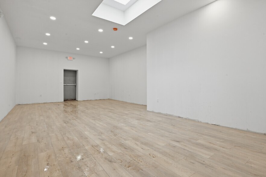 More Photos Of 1621-1623 Grand Ave, North Baldwin Storefront For Lease