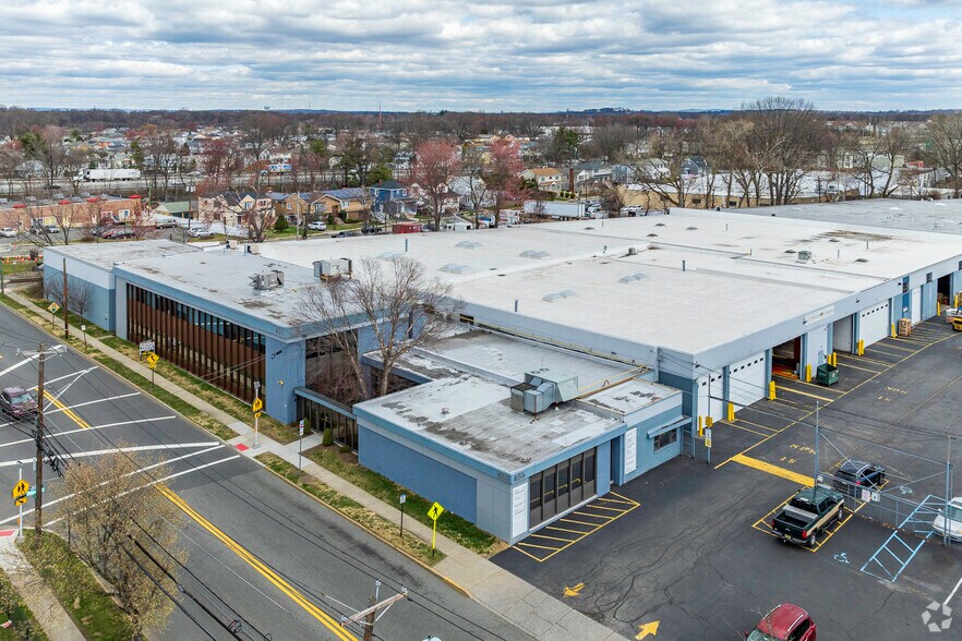 More Photos Of 465 Mola Blvd, Elmwood Park Warehouse For Lease