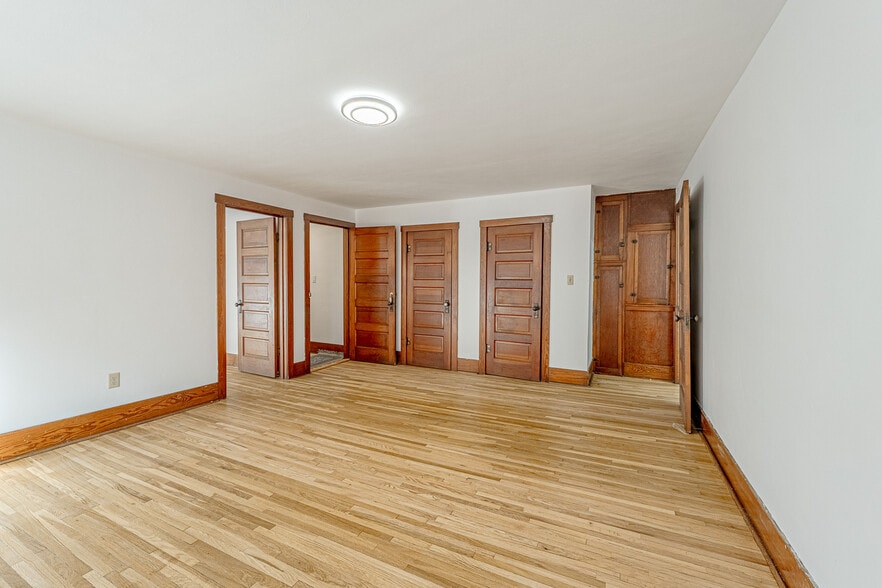 More Photos Of 127 W Main St, Belleville Restaurant For Sale