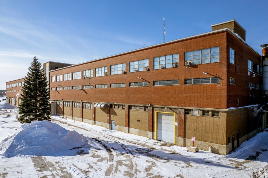 More Photos Of 300 Rue de la Berge-du-Canal, Montréal Warehouse For Lease