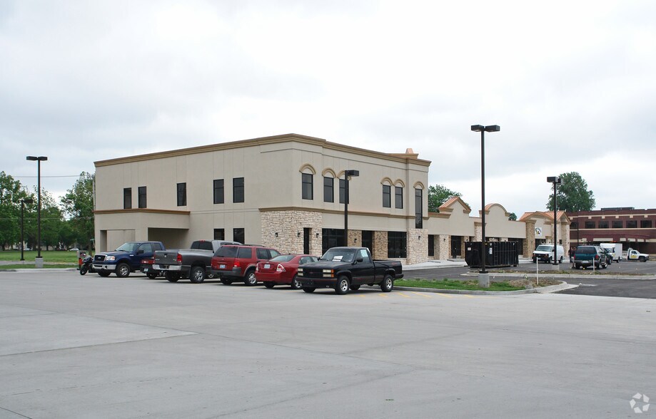 More Photos Of 2415-2431 Burlington St, North Kansas City Storefront Retail Office For Lease