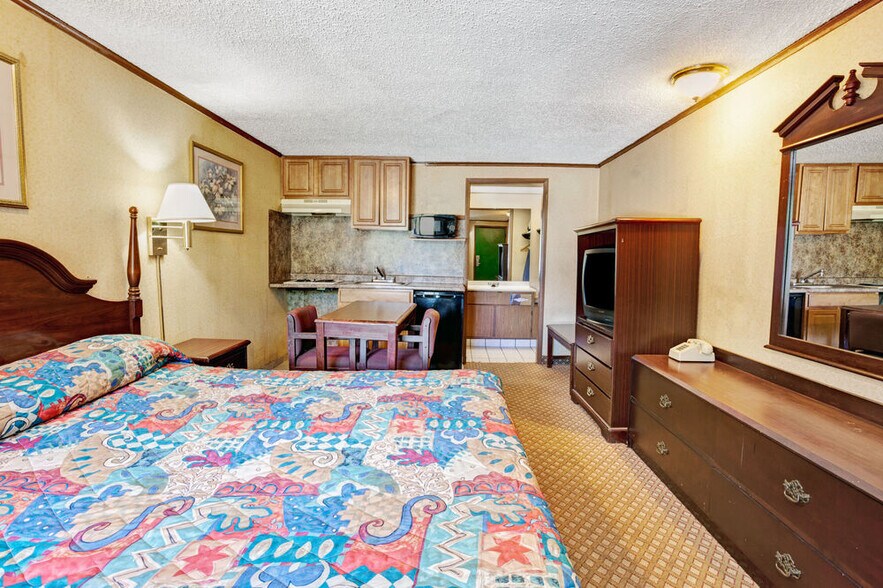 More Photos Of 7887 17 Mile Rd, Sterling Heights Hotel For Sale