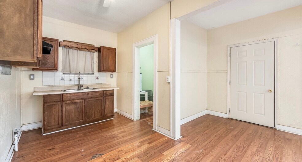 More Photos Of 1121 W Hildebrand Ave, San Antonio General Retail For Sale