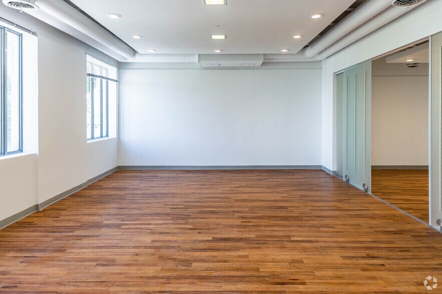 More Photos Of 420 Lincoln Rd, Miami Beach Loft Creative Space For Lease