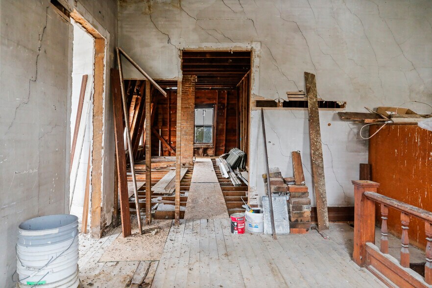 More Photos Of 102-104 N Main St, Edinburg Storefront Retail Residential For Sale