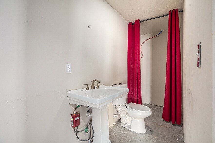 More Photos Of 2645 Madison Ave, Kansas City Apartments For Lease