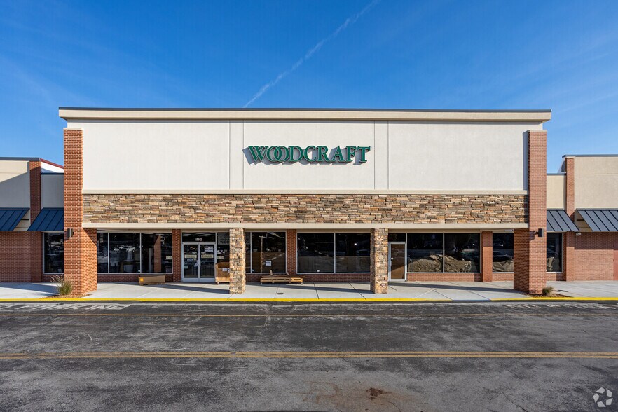 More Photos Of 5810-5900 Brainerd Rd, Chattanooga Unknown For Lease