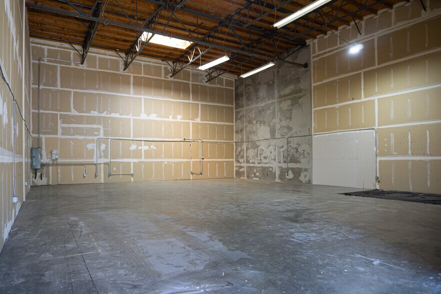 More Photos Of 42095 Zevo Dr, Temecula Warehouse For Sale