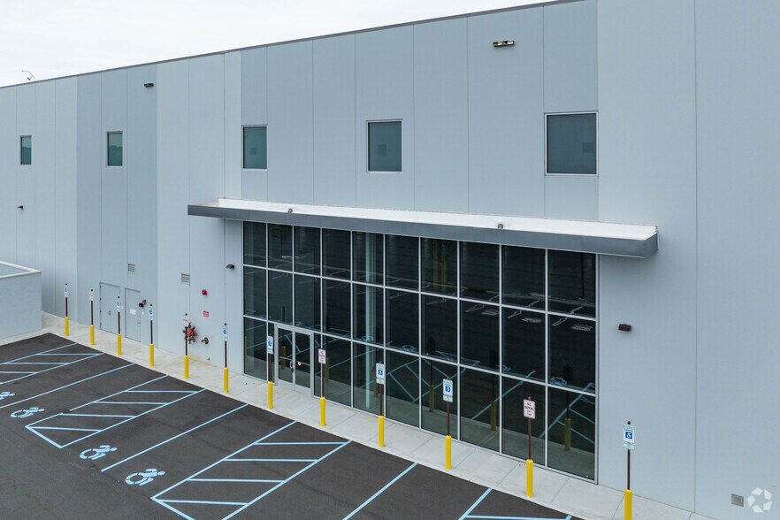 More Photos Of 1001 Express Drive North, Yaphank Distribution For Lease