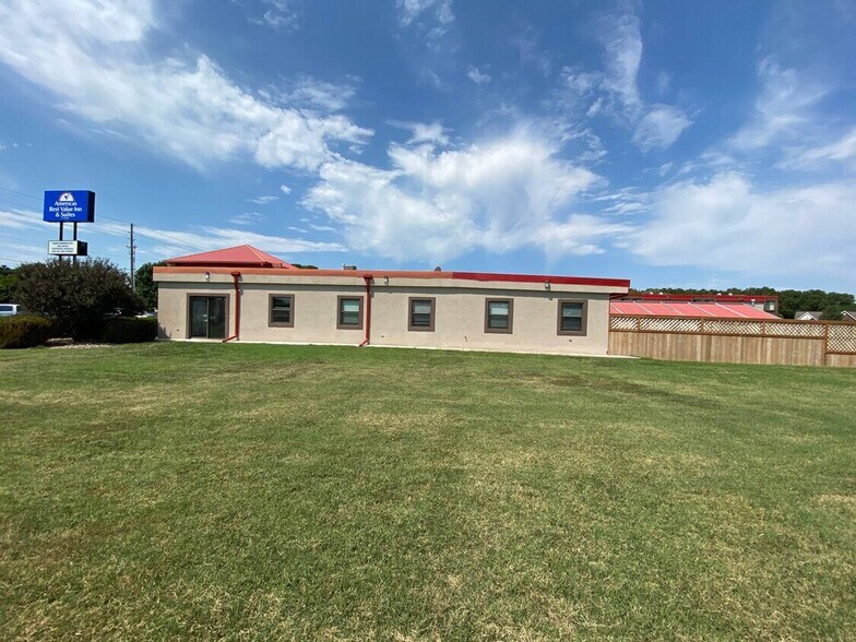 More Photos Of 606 E Lincoln Blvd, Hesston Hotel For Sale