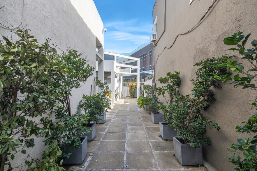 More Photos Of 638-644 N Robertson Blvd, West Hollywood Storefront For Lease