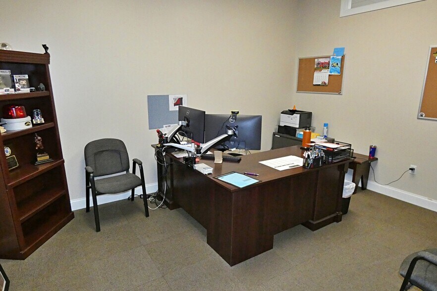 More Photos Of 10 W Main St, Lancaster Flex For Lease