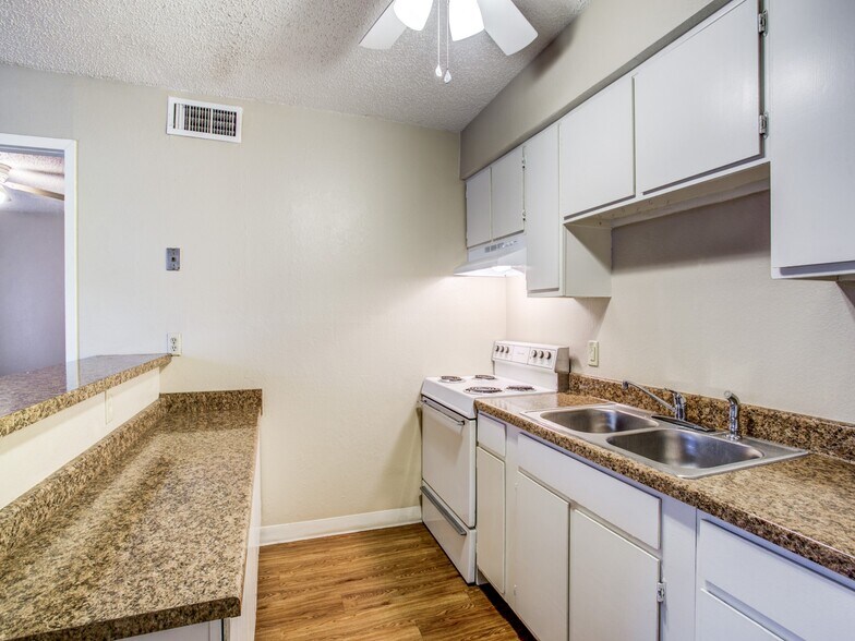More Photos Of 5111 Interstate 35 N, Waco Apartments For Sale